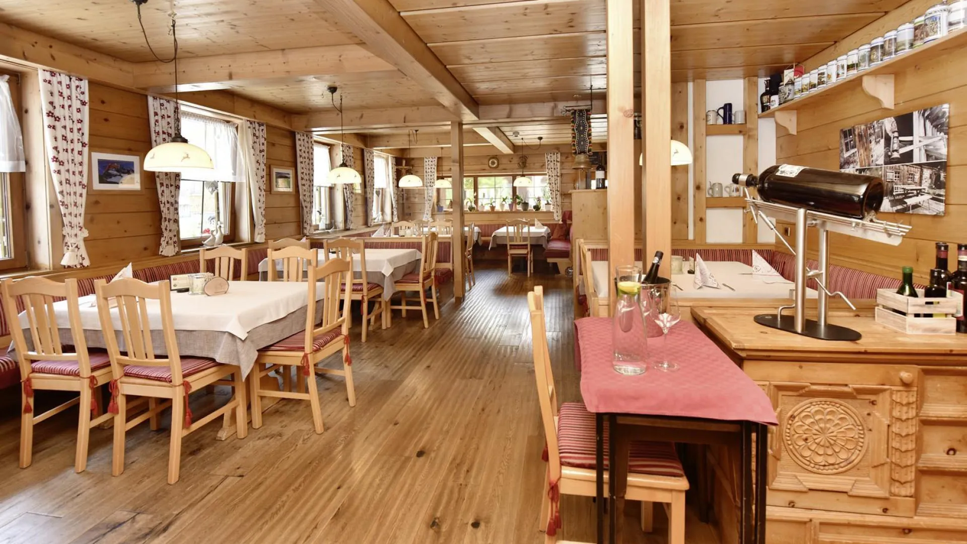 Innenraum eines gemütlichen Restaurants mit Holzdekor und Tischen