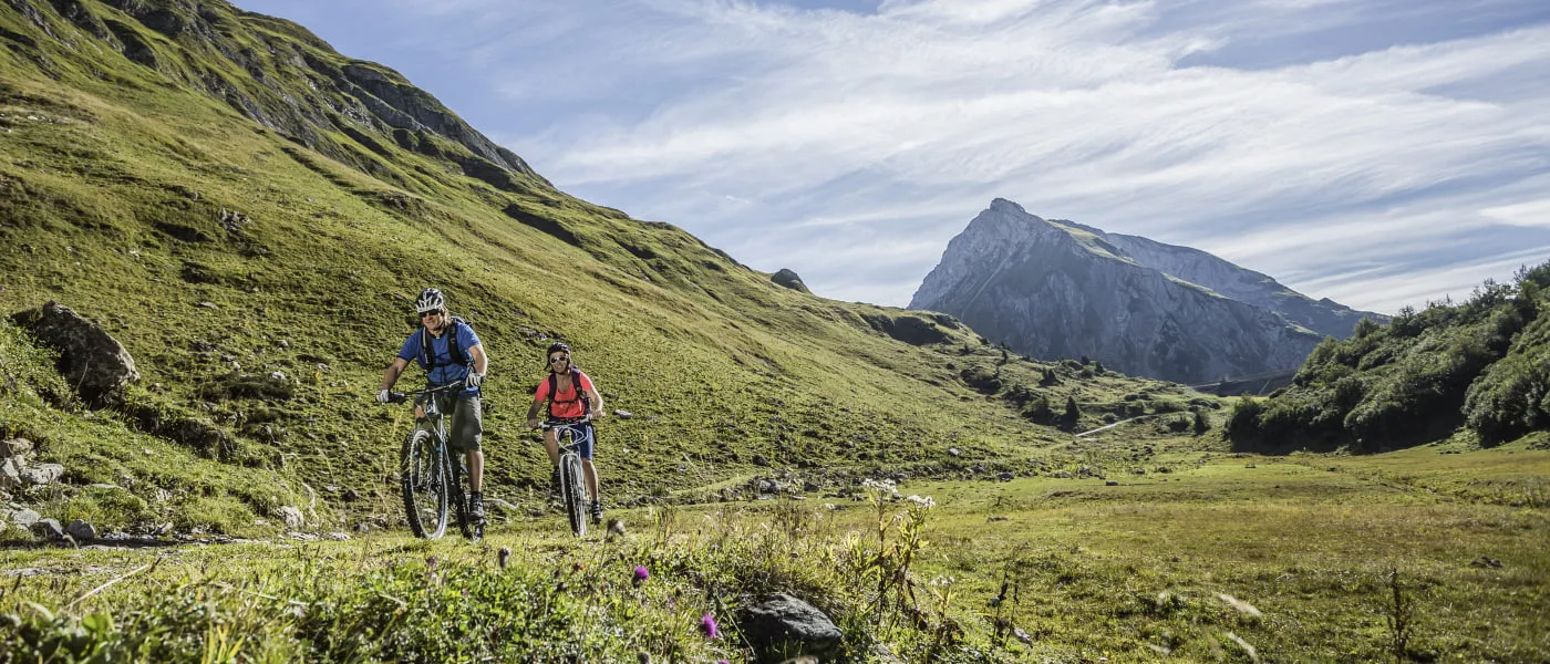 Biker auf einem Radweg in der Berglandschaft von Lech Zürs