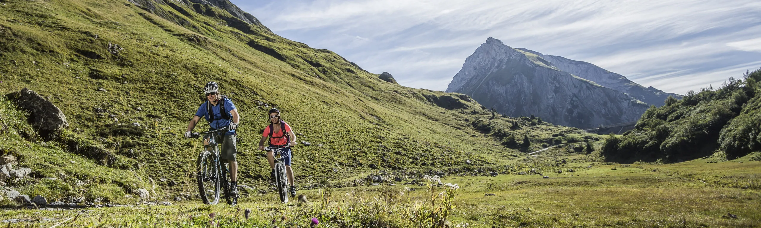 Zwei Radfahrer auf einem Feld in der Landschaft von Lech Zürs.