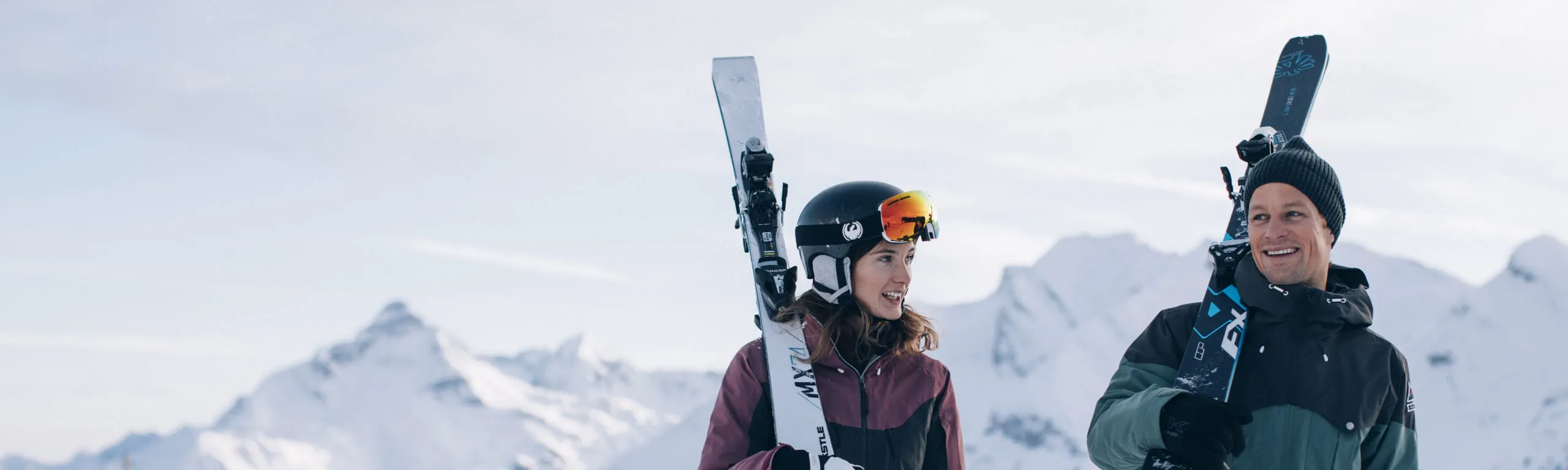 Zwei Skifahrer lächeln in der winterlichen Landschaft von Lech Zürs.